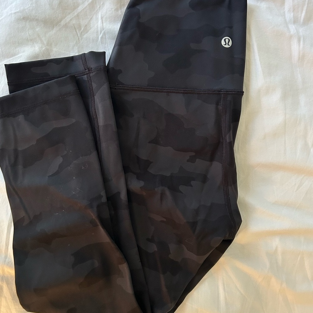 Lululemon size 4 black and dark gray camo
Length 21
